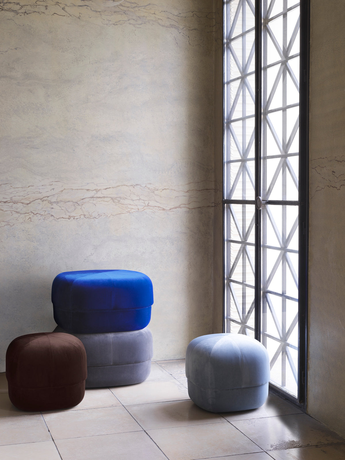 Normann Copenhagen Poef Circus Velour Blauw in een interieur