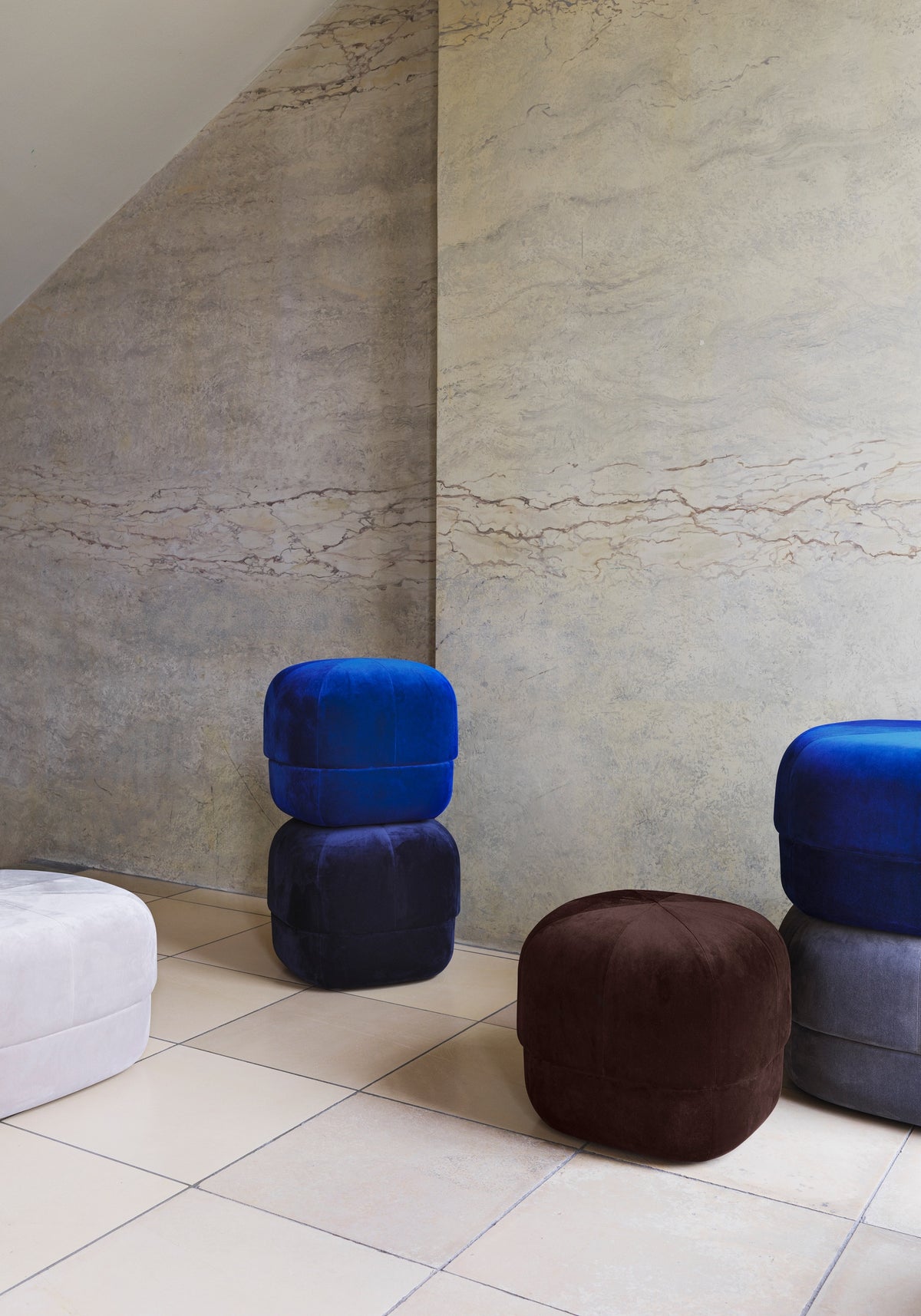 Normann Copenhagen Poef Circus Velour Blauw in een interieur