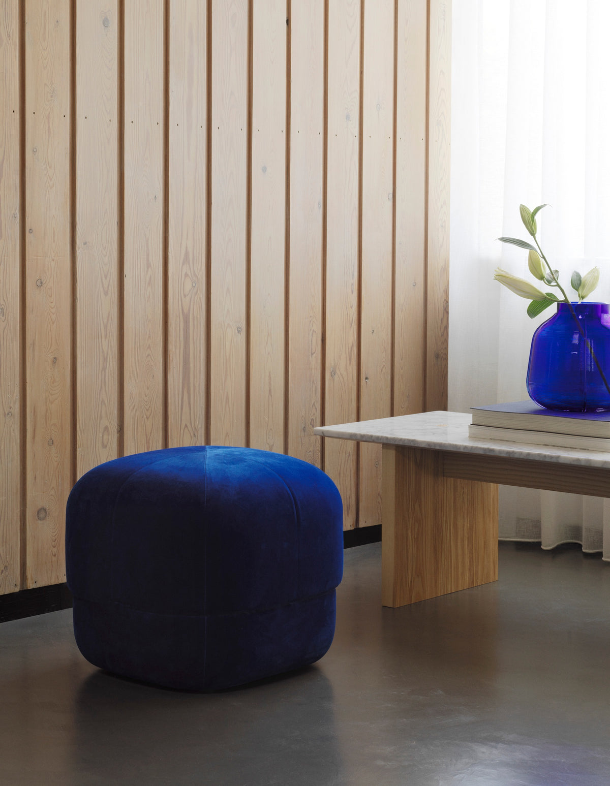 Normann Copenhagen Poef Circus Velour Blauw in een interieur