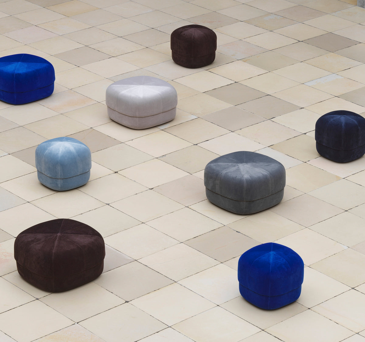 Normann Copenhagen Poef Circus Velour Donkerblauw in een interieur
