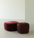 Normann Copenhagen Poef Circus Velour Donkerrood in een interieur