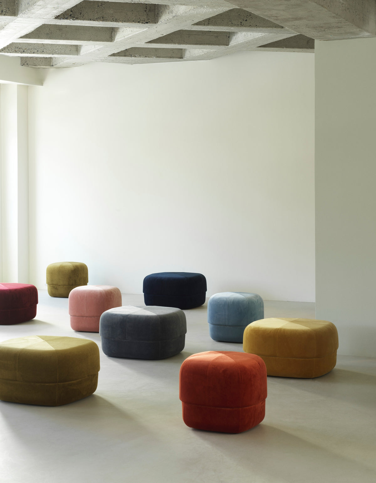 Normann Copenhagen Poef Circus Velour Roze in een interieur
