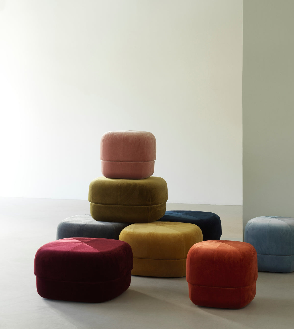 Normann Copenhagen Poef Circus Velour Roze in een interieur