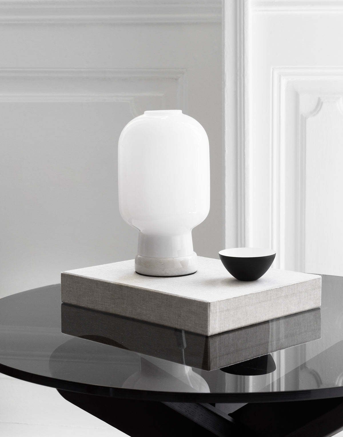Normann Copenhagen Tafellamp Amp Marble Wit-Wit in een interieur