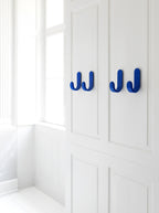 Normann Copenhagen Wandhaak Curve Hook Blauw in een interieur