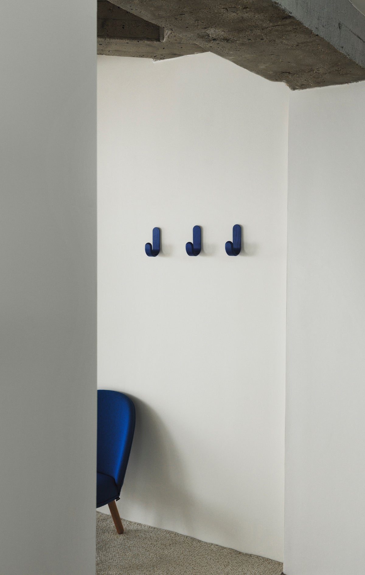 Normann Copenhagen Wandhaak Curve Hook Blauw in een interieur