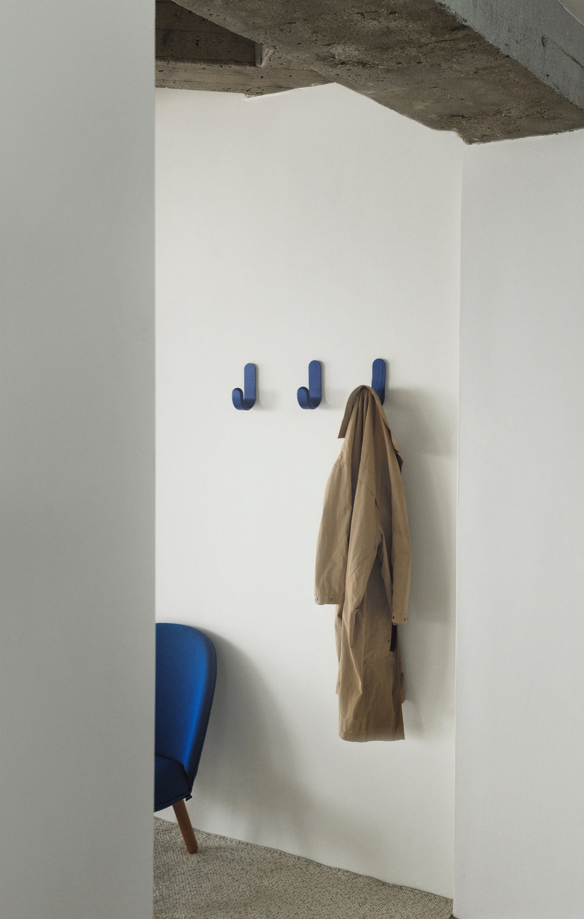Normann Copenhagen Wandhaak Curve Hook Blauw in een interieur