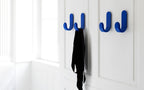 Normann Copenhagen Wandhaak Curve Hook Blauw in een interieur