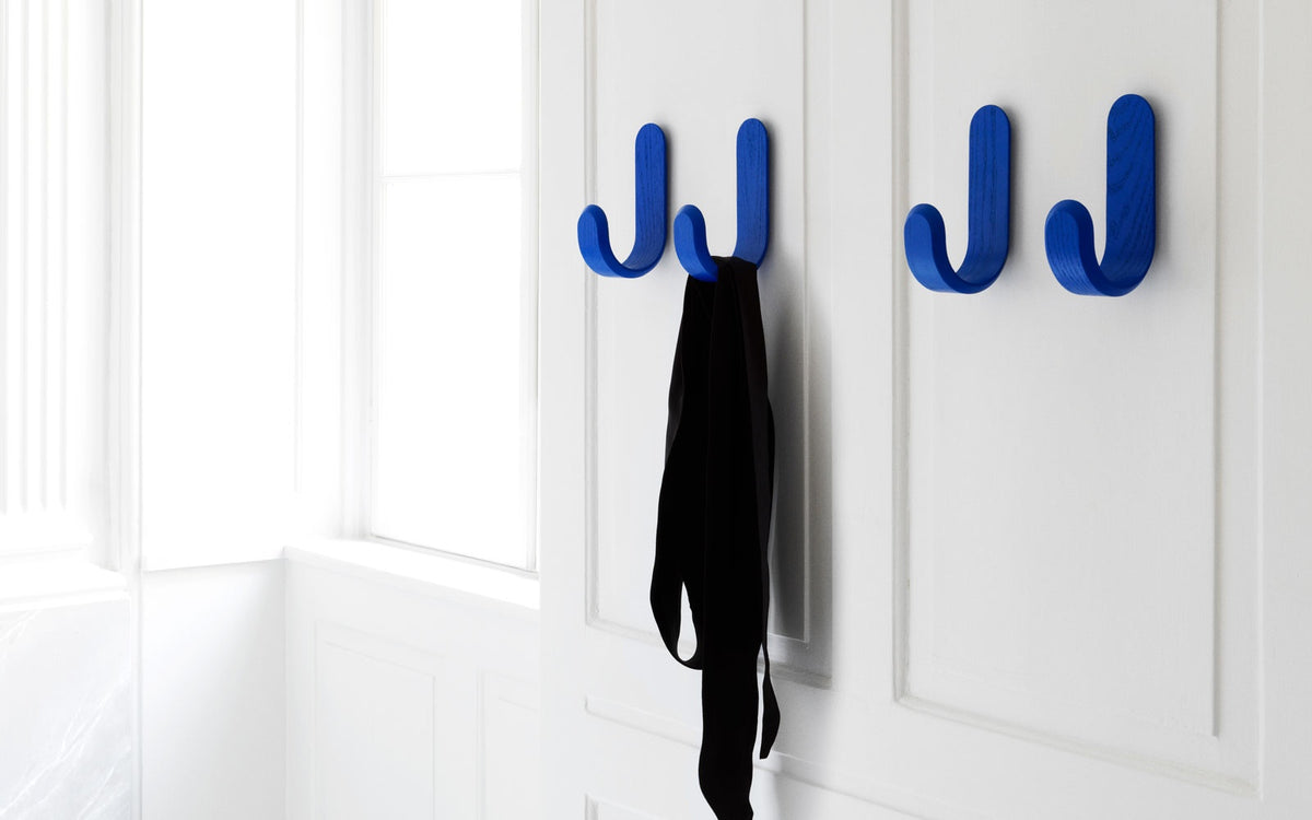 Normann Copenhagen Wandhaak Curve Hook Blauw in een interieur