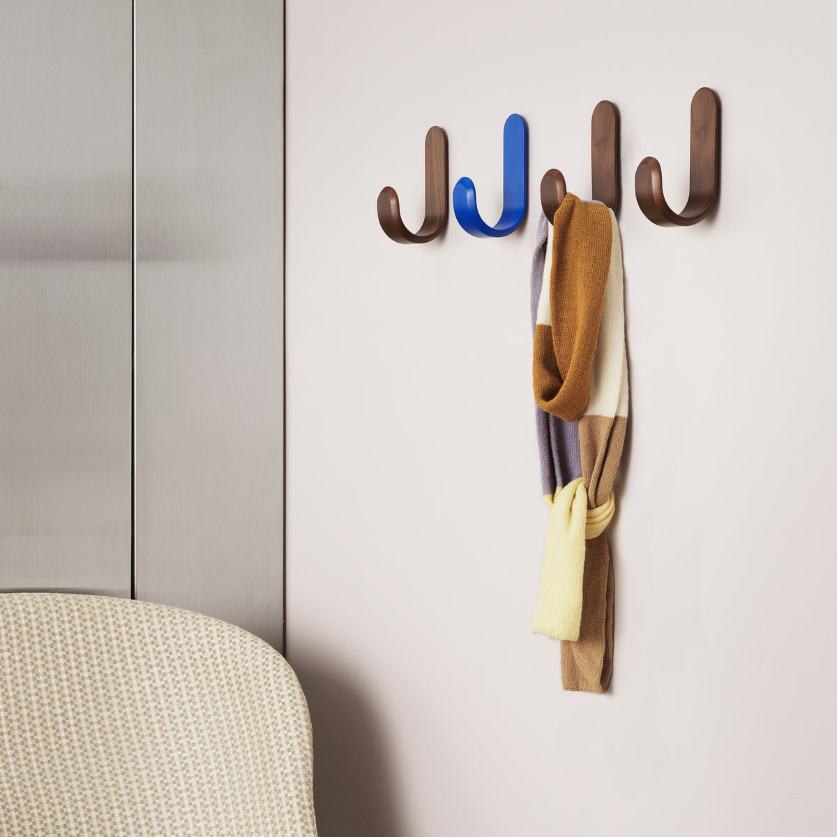 Normann Copenhagen Wandhaak Curve Hook Walnoot in een interieur
