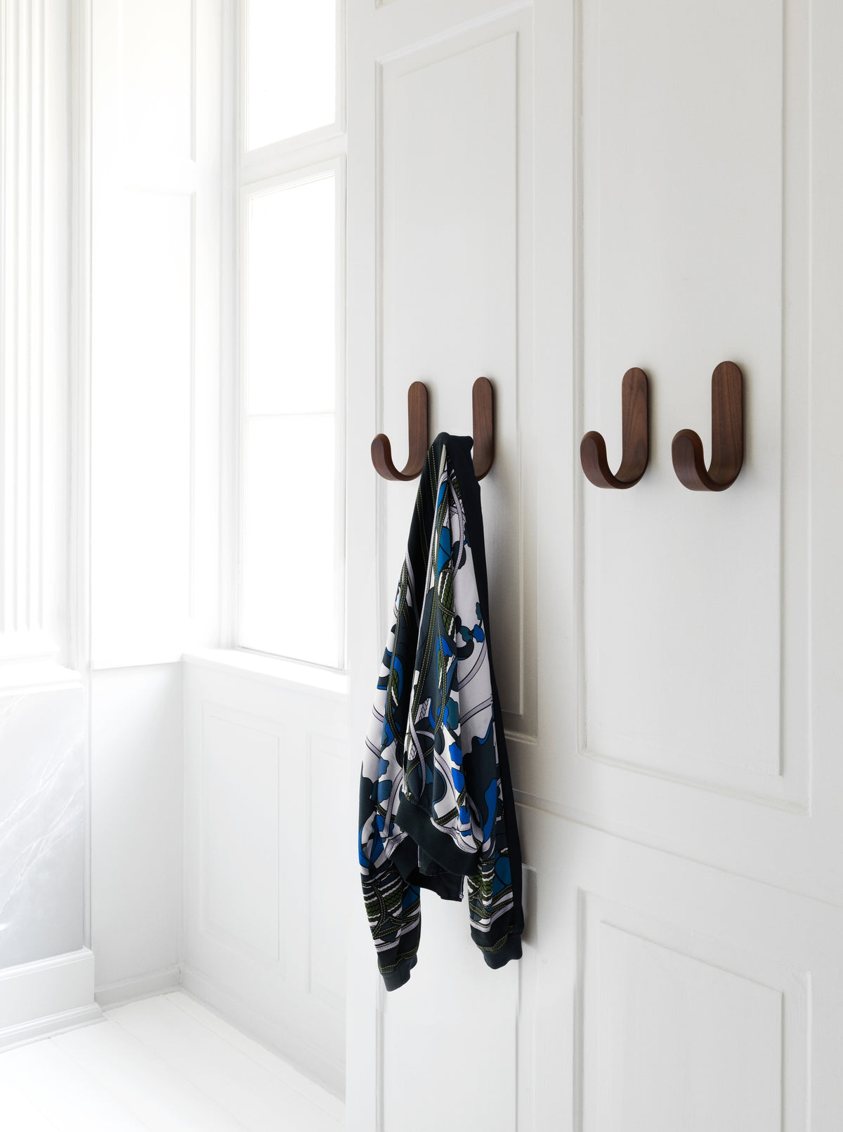 Normann Copenhagen Wandhaak Curve Hook Walnoot in een interieur