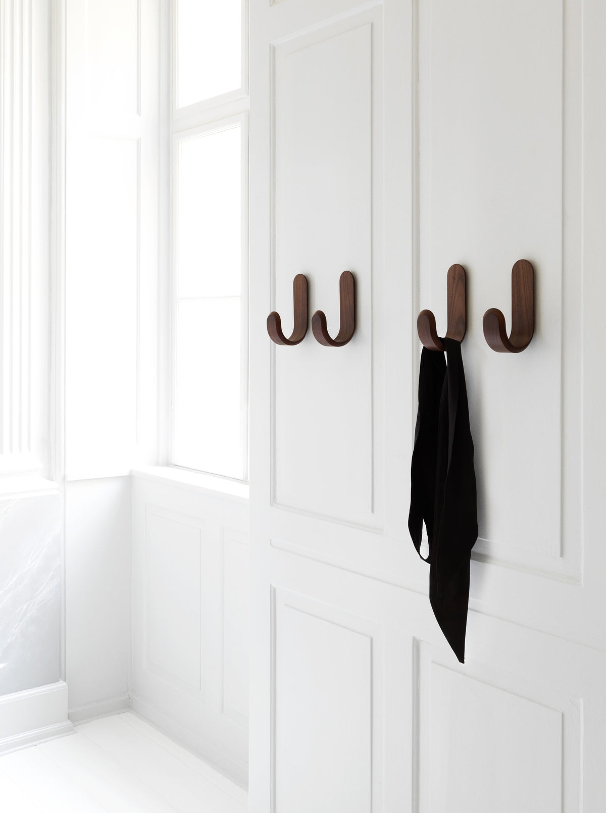 Normann Copenhagen Wandhaak Curve Hook Walnoot in een interieur
