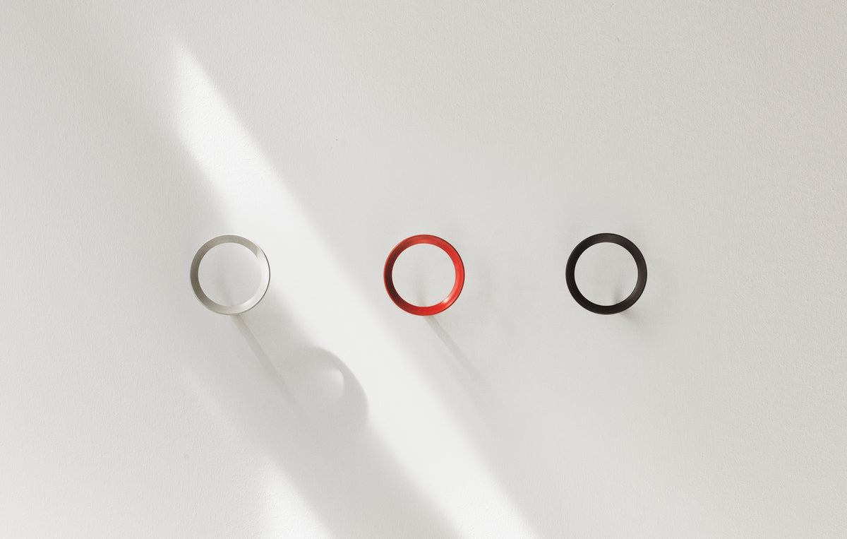 Normann Copenhagen Wandhaak Loop Rood in een interieur