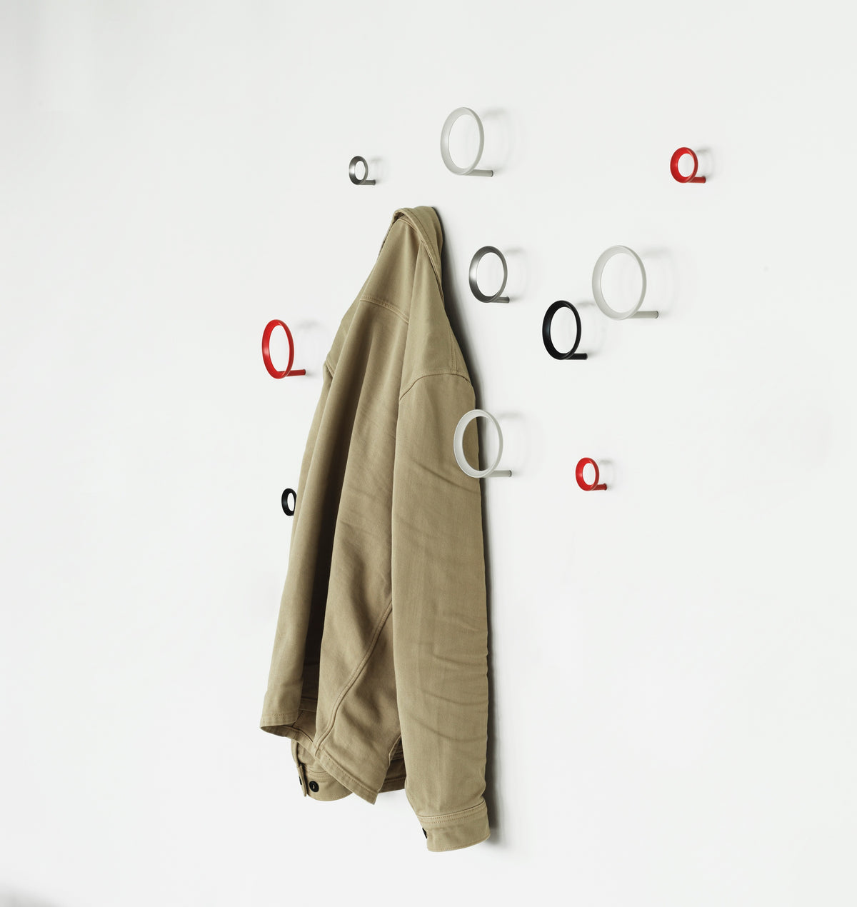 Normann Copenhagen Wandhaak Loop Rood in een interieur
