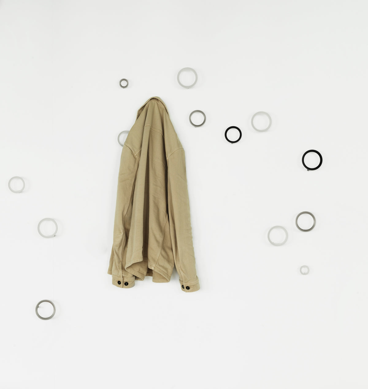 Normann Copenhagen Wandhaak Loop Warmgrijs in een interieur