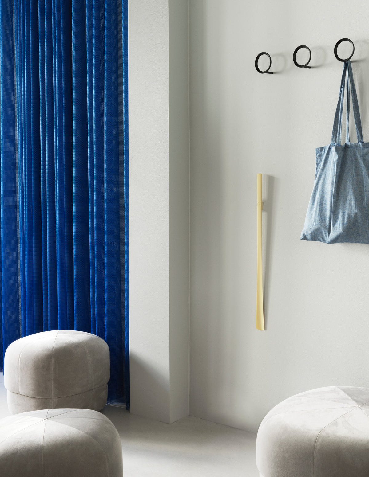 Normann Copenhagen Wandhaak Loop Zwart in een interieur