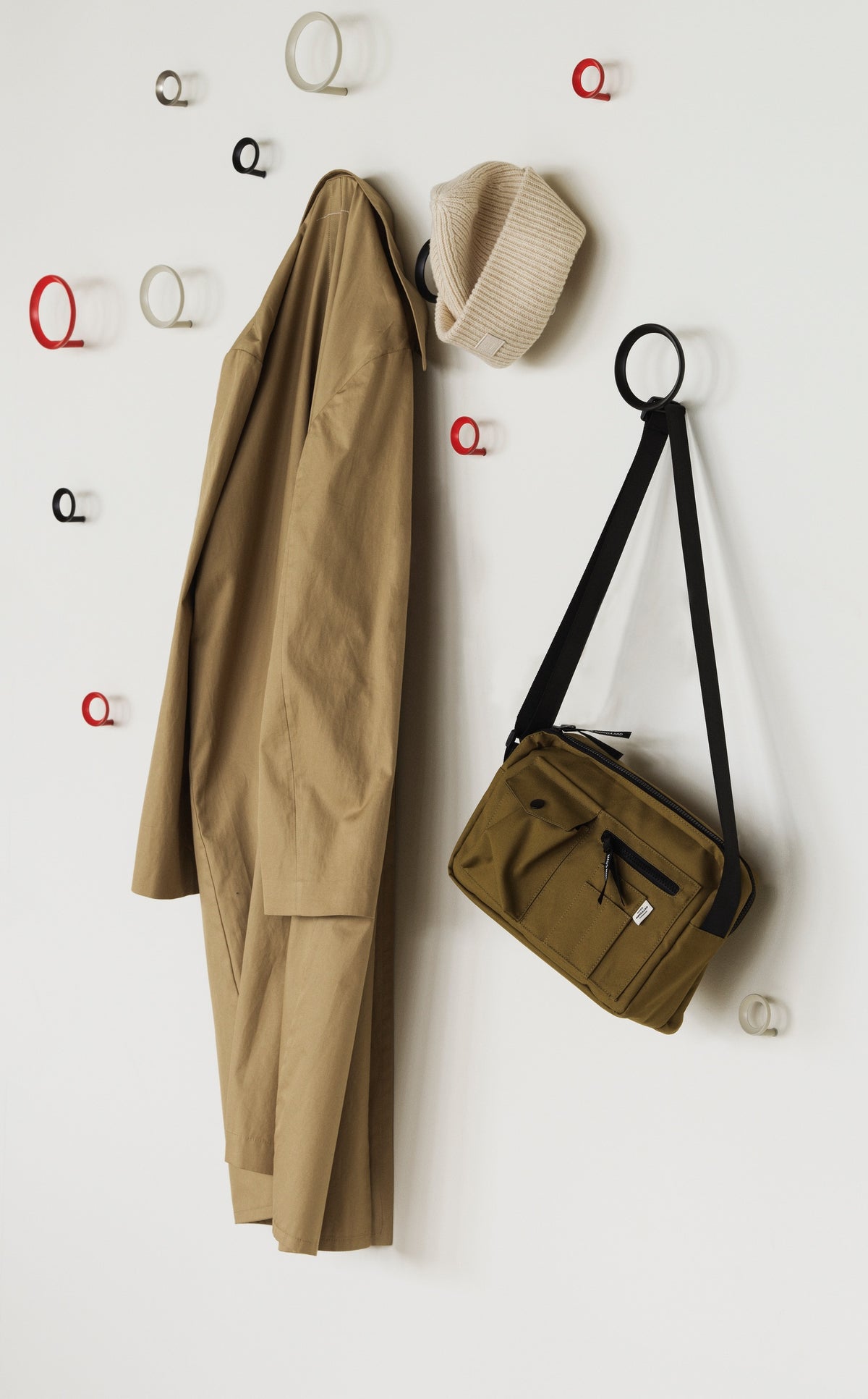 Normann Copenhagen Wandhaak Loop Zwart in een interieur