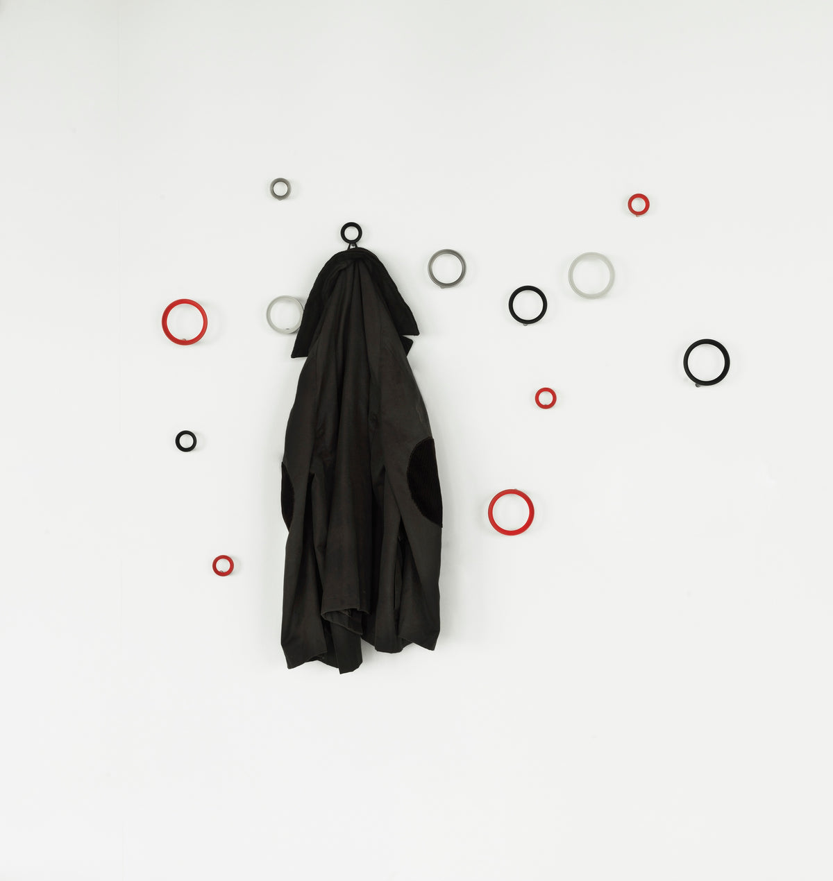 Normann Copenhagen Wandhaak Loop Zwart in een interieur