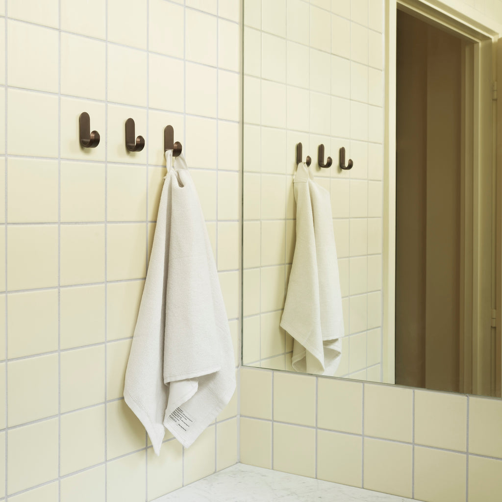 Normann Copenhagen Wandhaken Curve Mini Hooks Mat Bruin (2 stuks) in een interieur