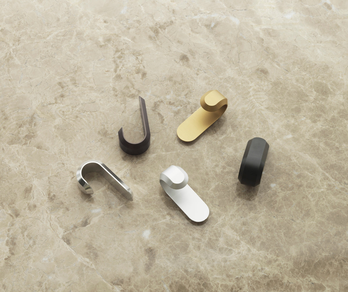 Normann Copenhagen Wandhaken Curve Mini Hooks Mat Bruin (2 stuks) in een interieur