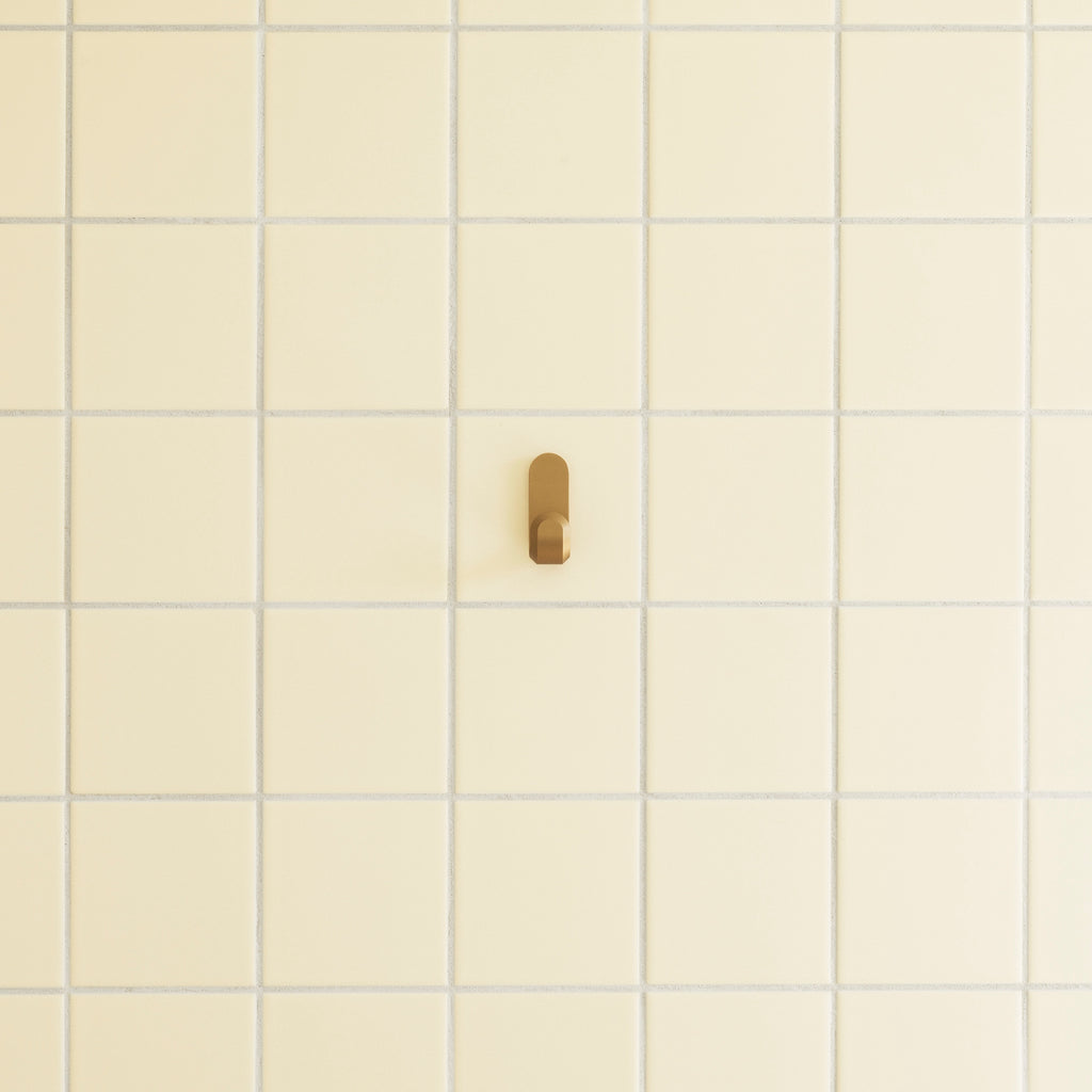 Normann Copenhagen Wandhaken Curve Mini Hooks Mat Goud (2 stuks) in een interieur