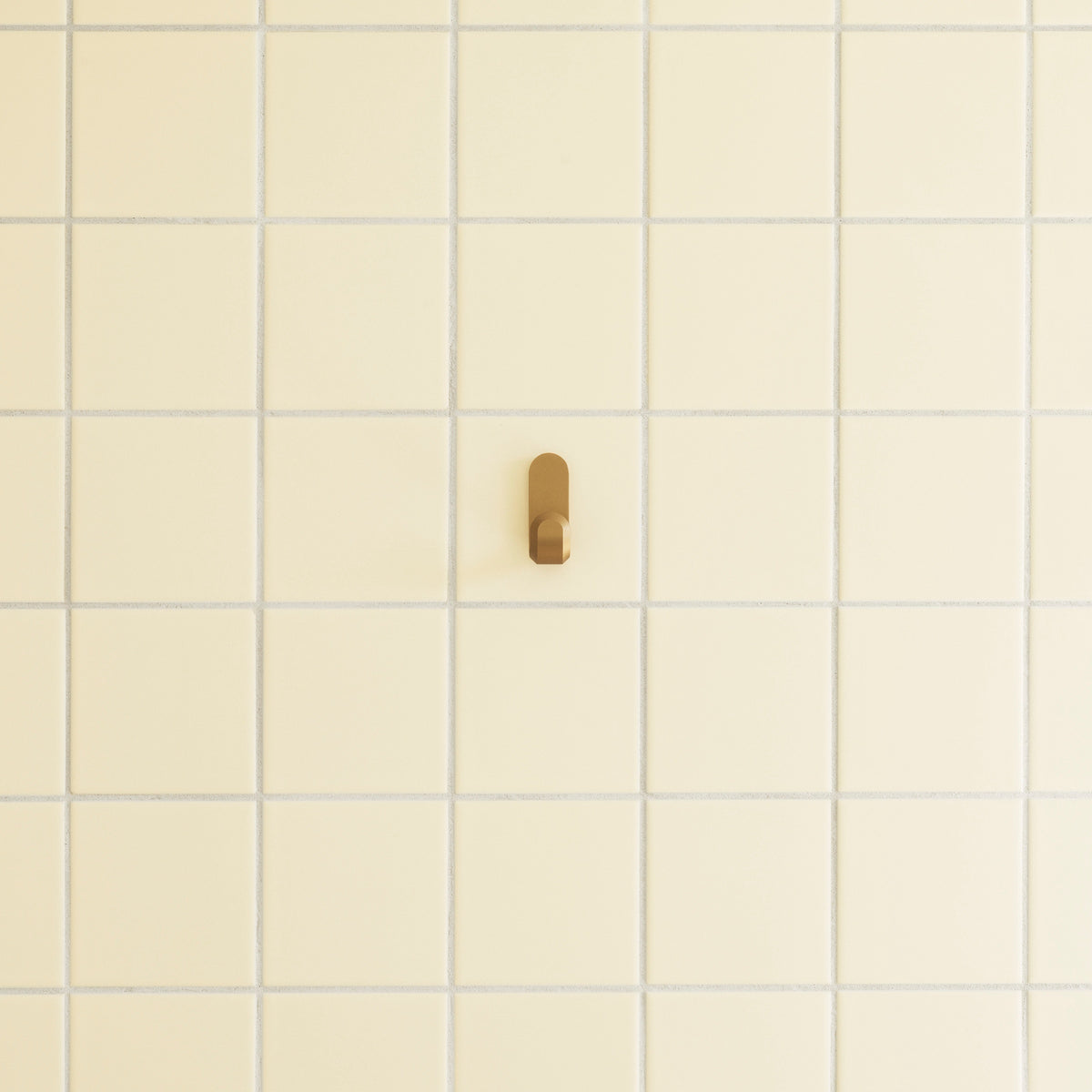 Normann Copenhagen Wandhaken Curve Mini Hooks Mat Goud (2 stuks) in een interieur