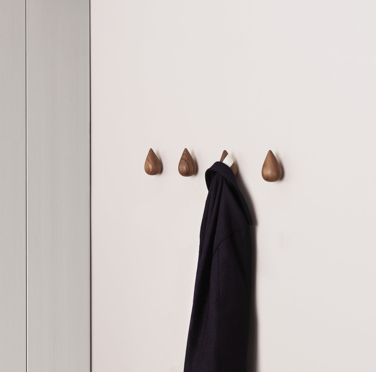 Normann Copenhagen Wandhaken Dropit Hooks Walnoot (2 stuks) in een interieur