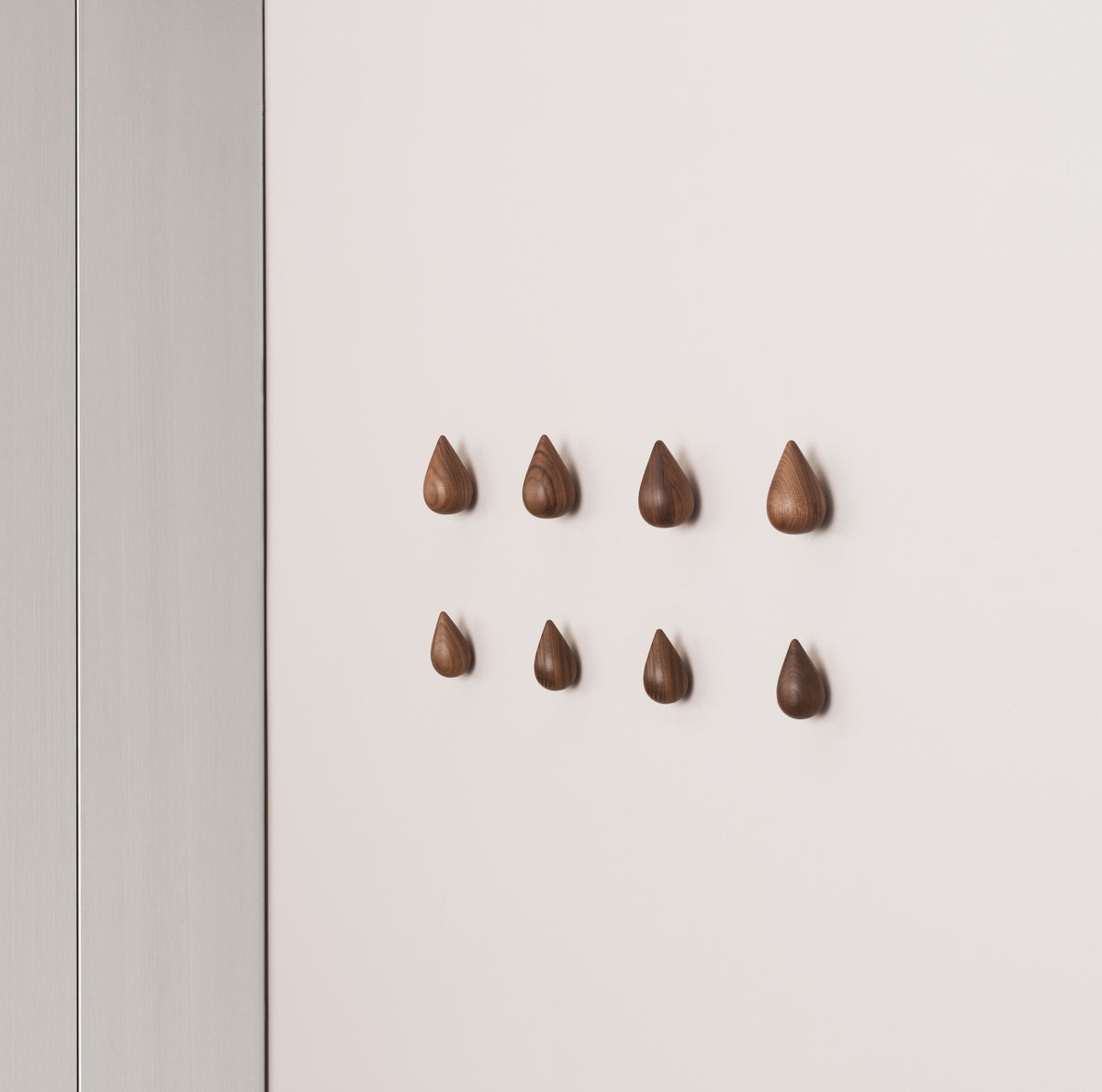 Normann Copenhagen Wandhaken Dropit Hooks Walnoot (2 stuks) in een interieur