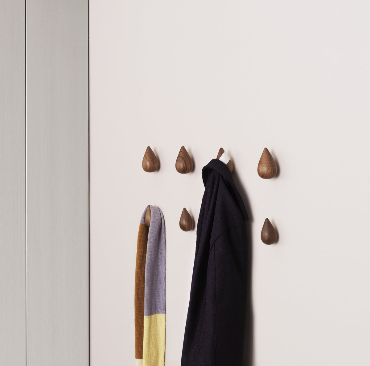 Normann Copenhagen Wandhaken Dropit Hooks Walnoot (2 stuks) in een interieur