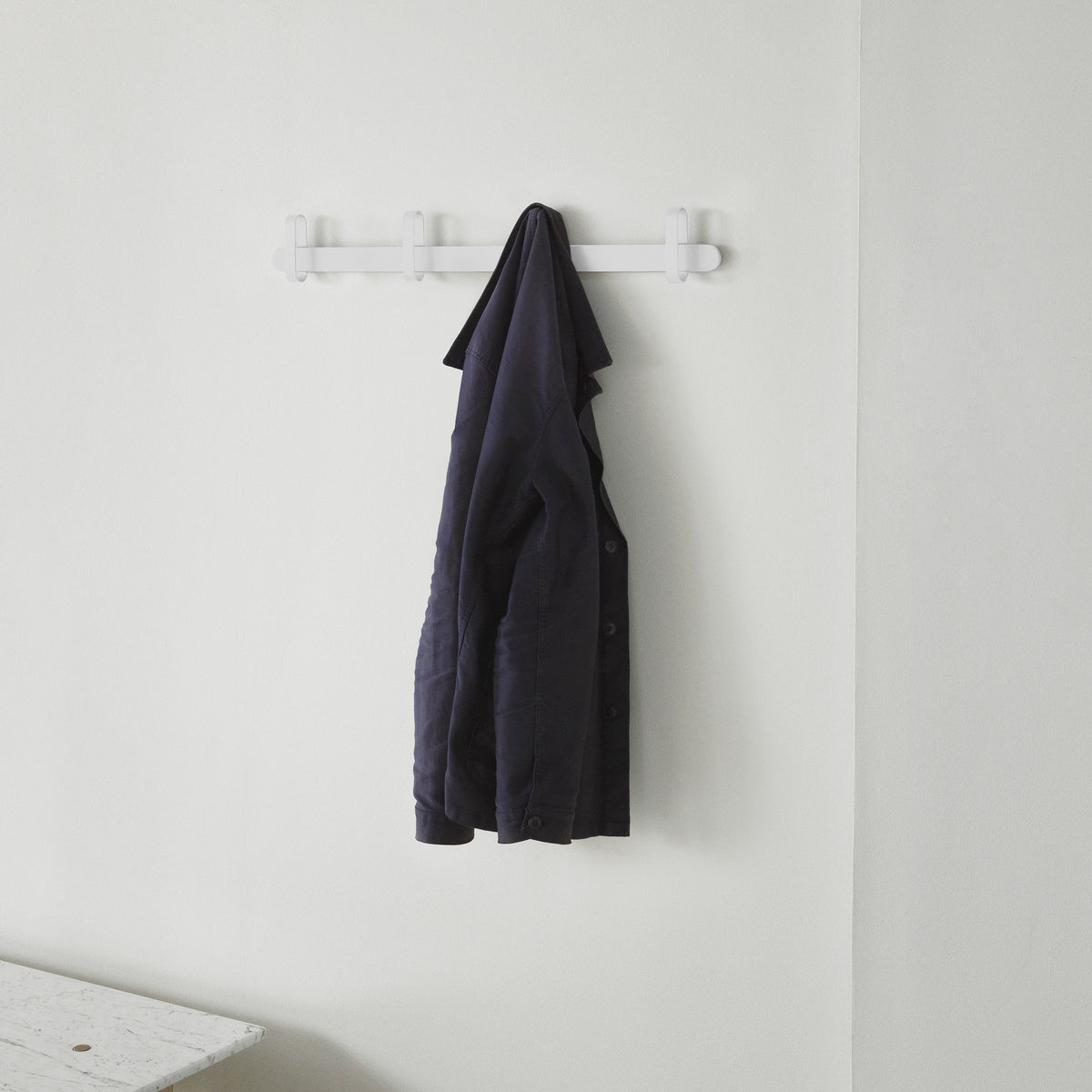 Normann Copenhagen Wandkapstok Hoop Wit in een interieur