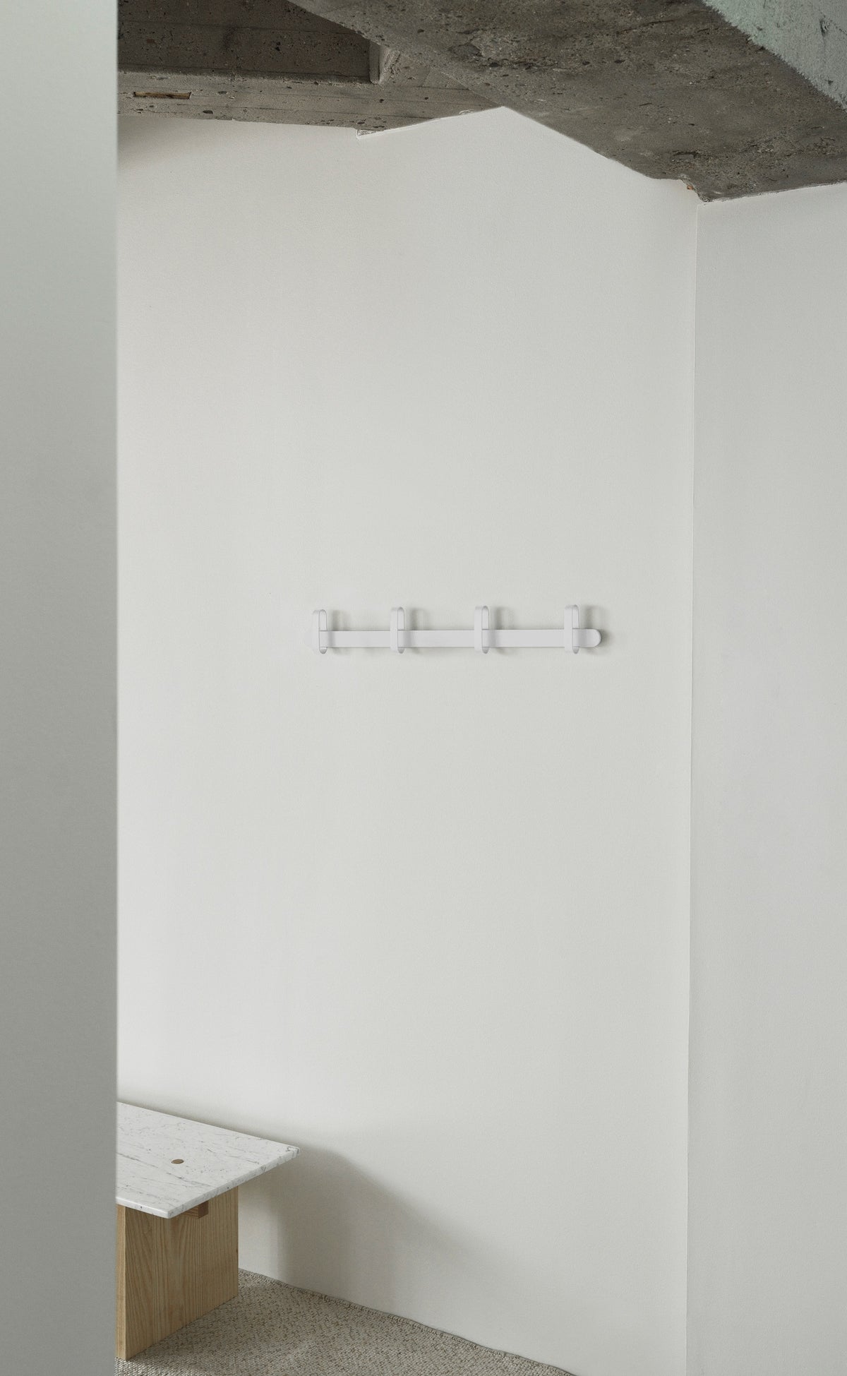 Normann Copenhagen Wandkapstok Hoop Wit in een interieur