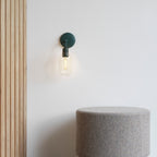 Normann Copenhagen Wandlamp Amp Marble Goud Groen in een interieur