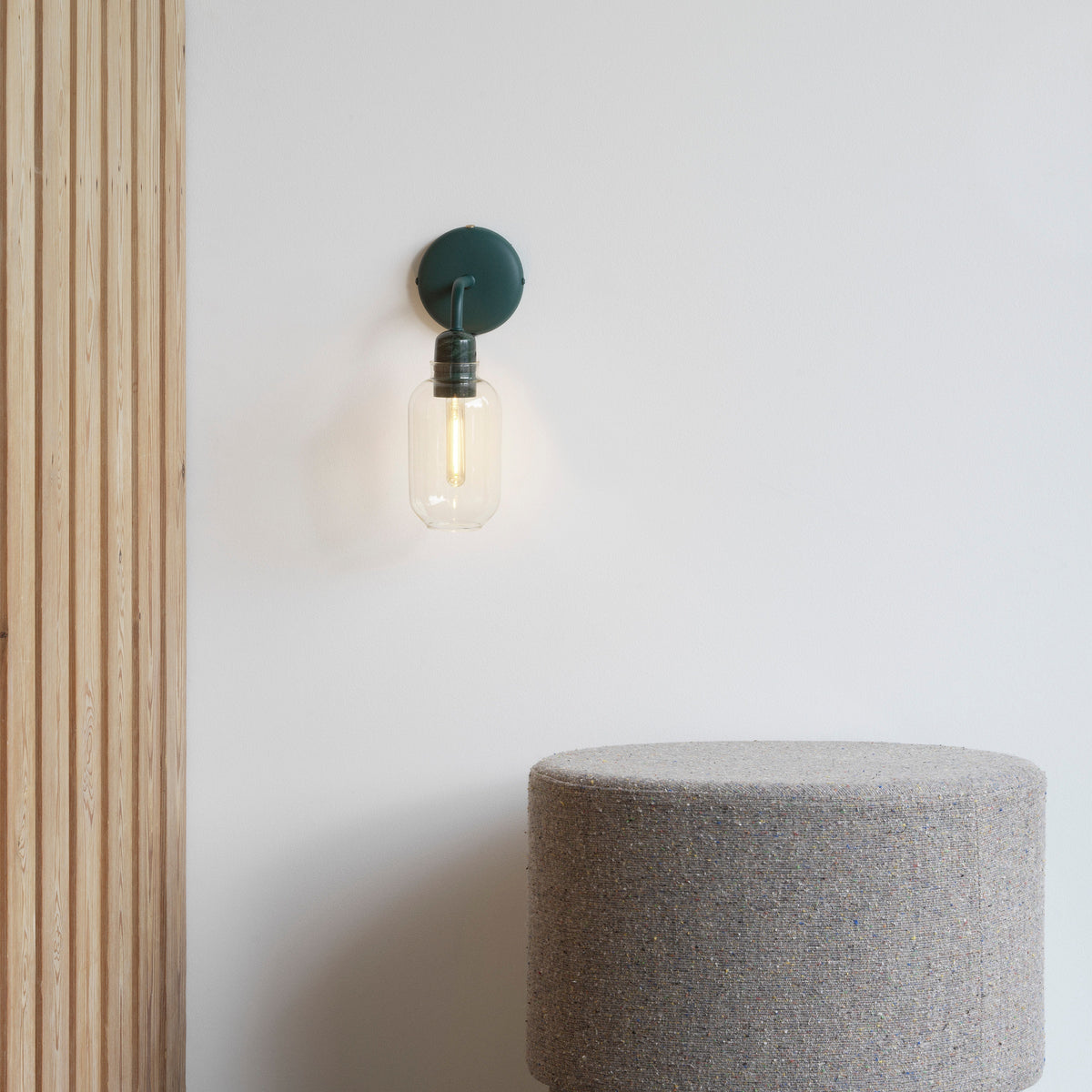 Normann Copenhagen Wandlamp Amp Marble Goud Groen in een interieur