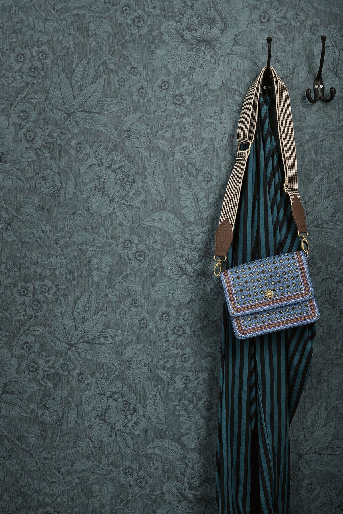 Pip Studio 6 behang Casa di Fiori 333105 blue in interieur