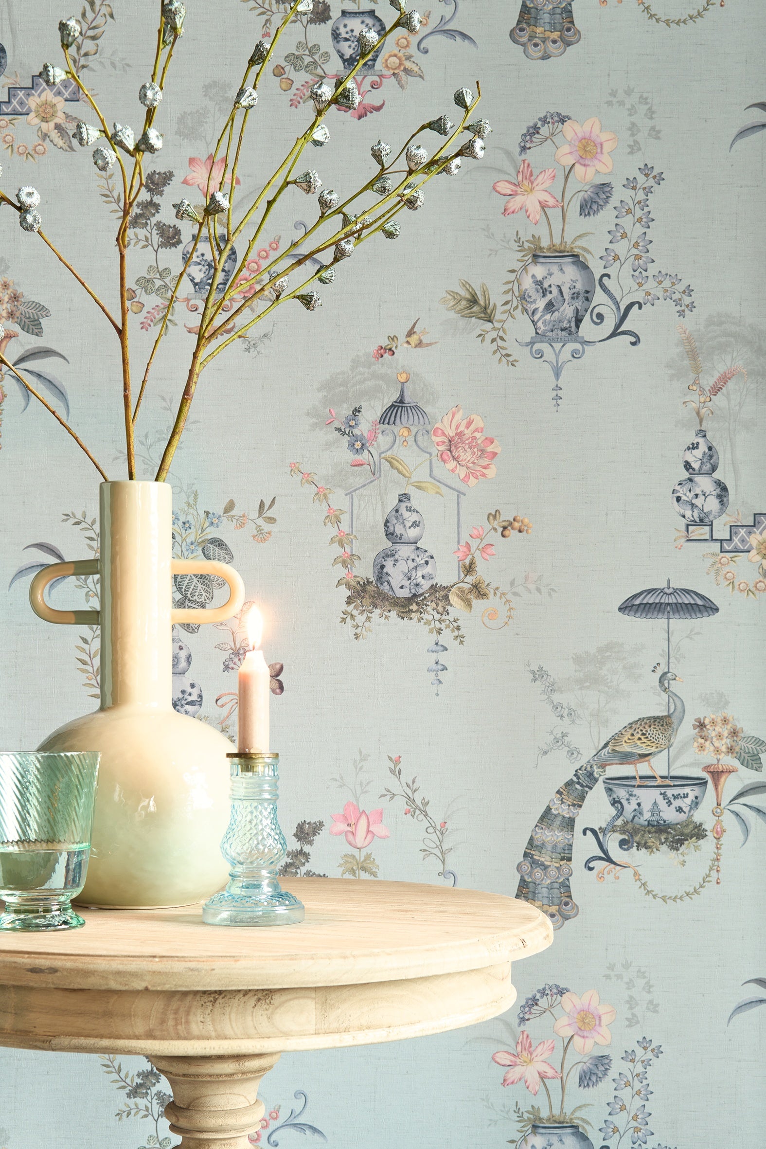 Pip Studio 6 behang Chinese Porcelain 333141 light greyblue in interieur