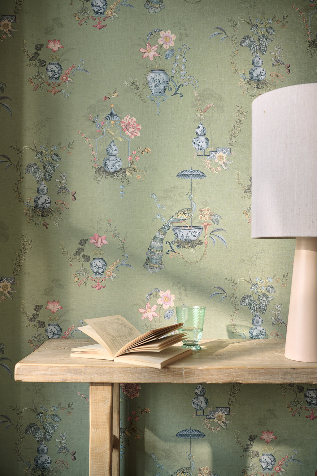 Pip Studio 6 behang Chinese Porcelain 333142 light mint in interieur