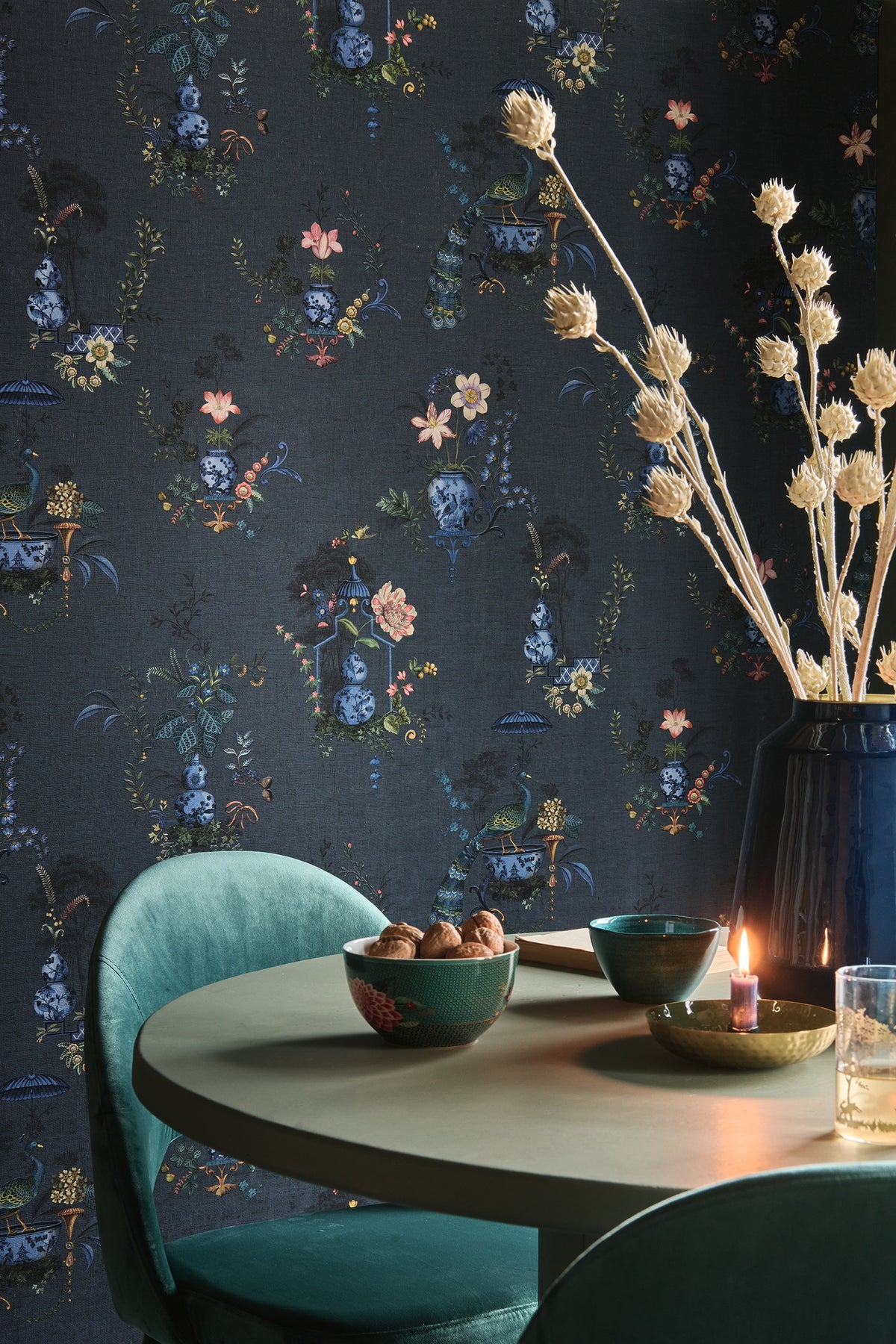 Pip Studio 6 behang Chinese Porcelain 333145 darkblue in interieur