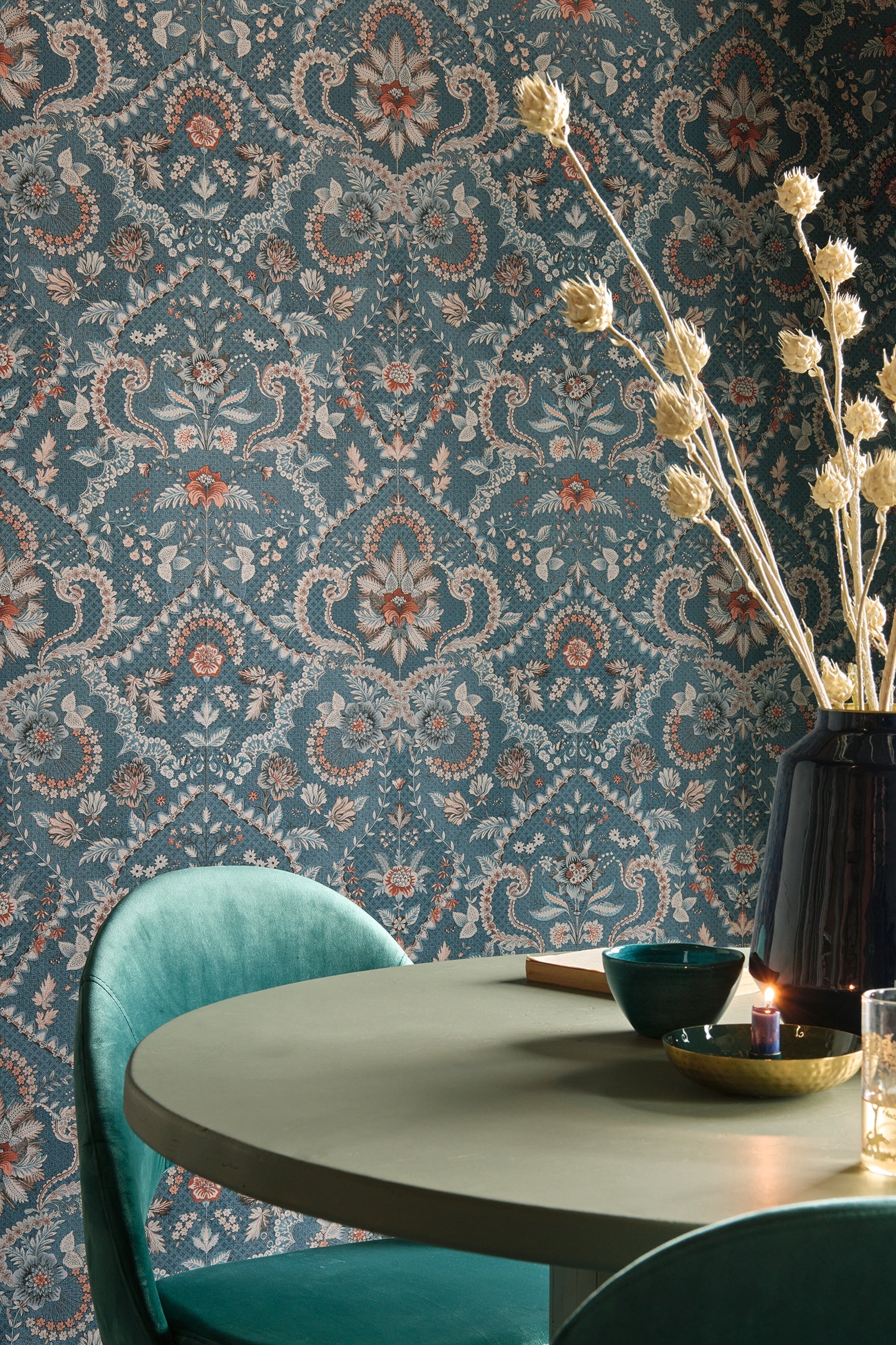 Pip Studio 6 behang Saluti 333151 blue in interieur