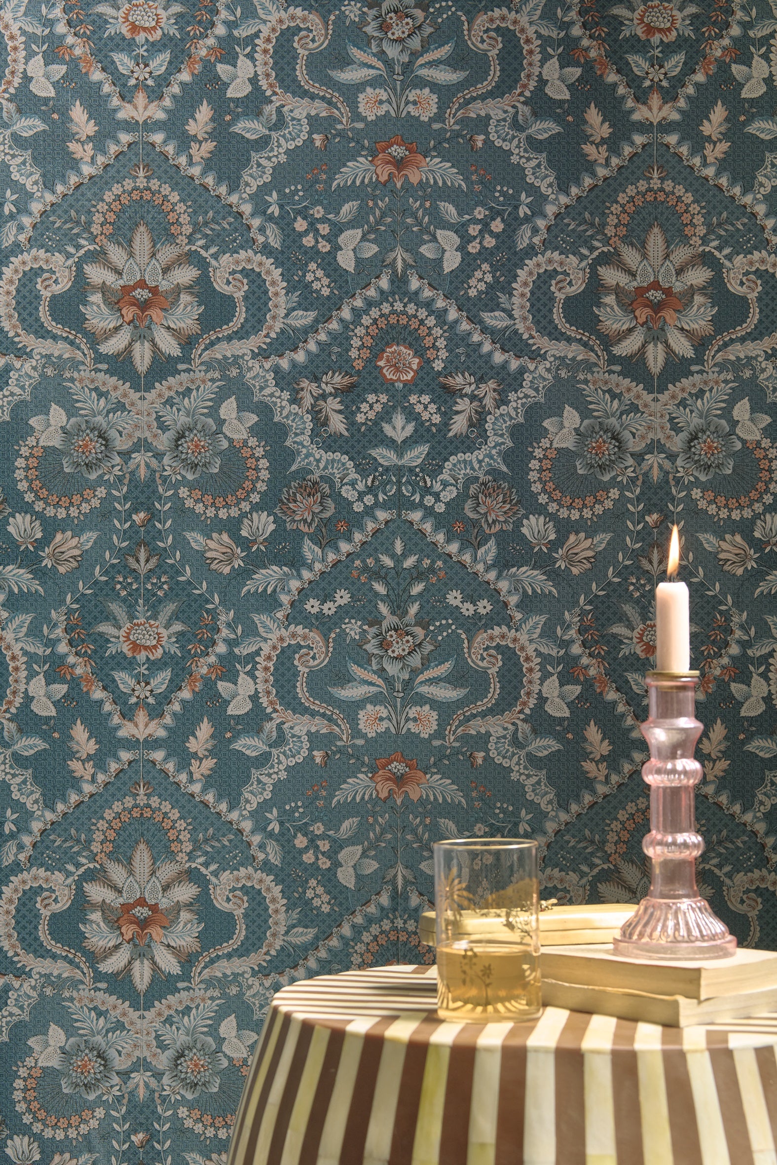 Pip Studio 6 behang Saluti 333151 blue in interieur