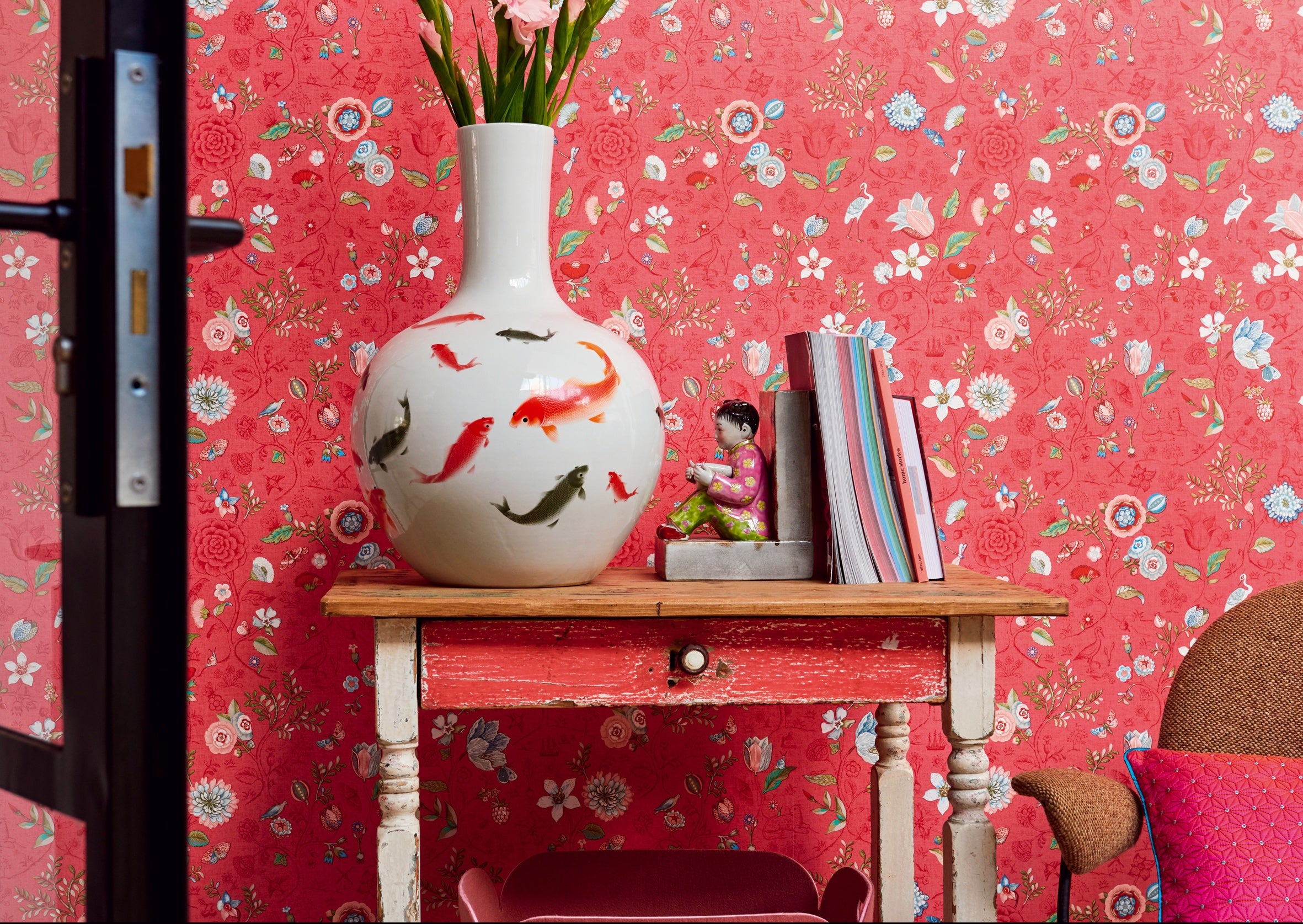 Pip Studio IV behang Spring to Life Bright Pink 375004 in interieur