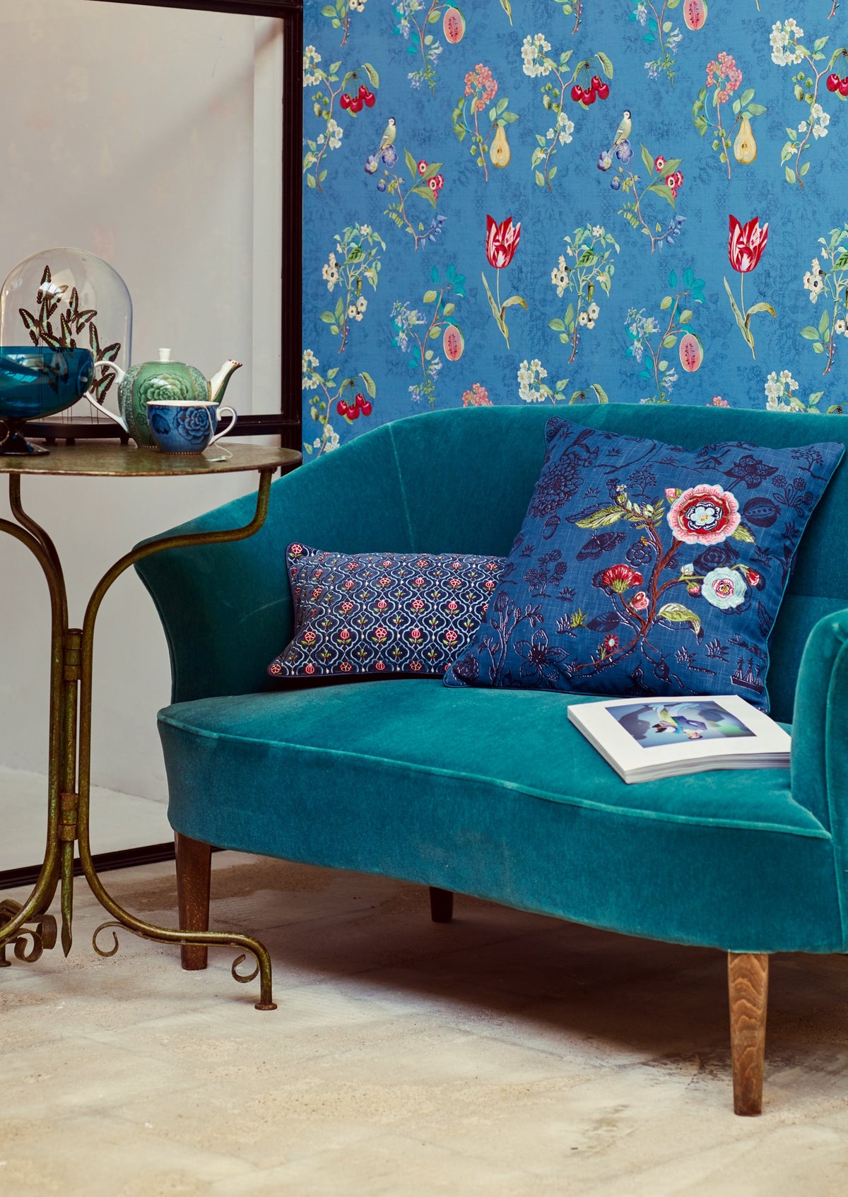 Pip Studio IV behang Cherry Pip Studio Dark Blue 375025 in interieur
