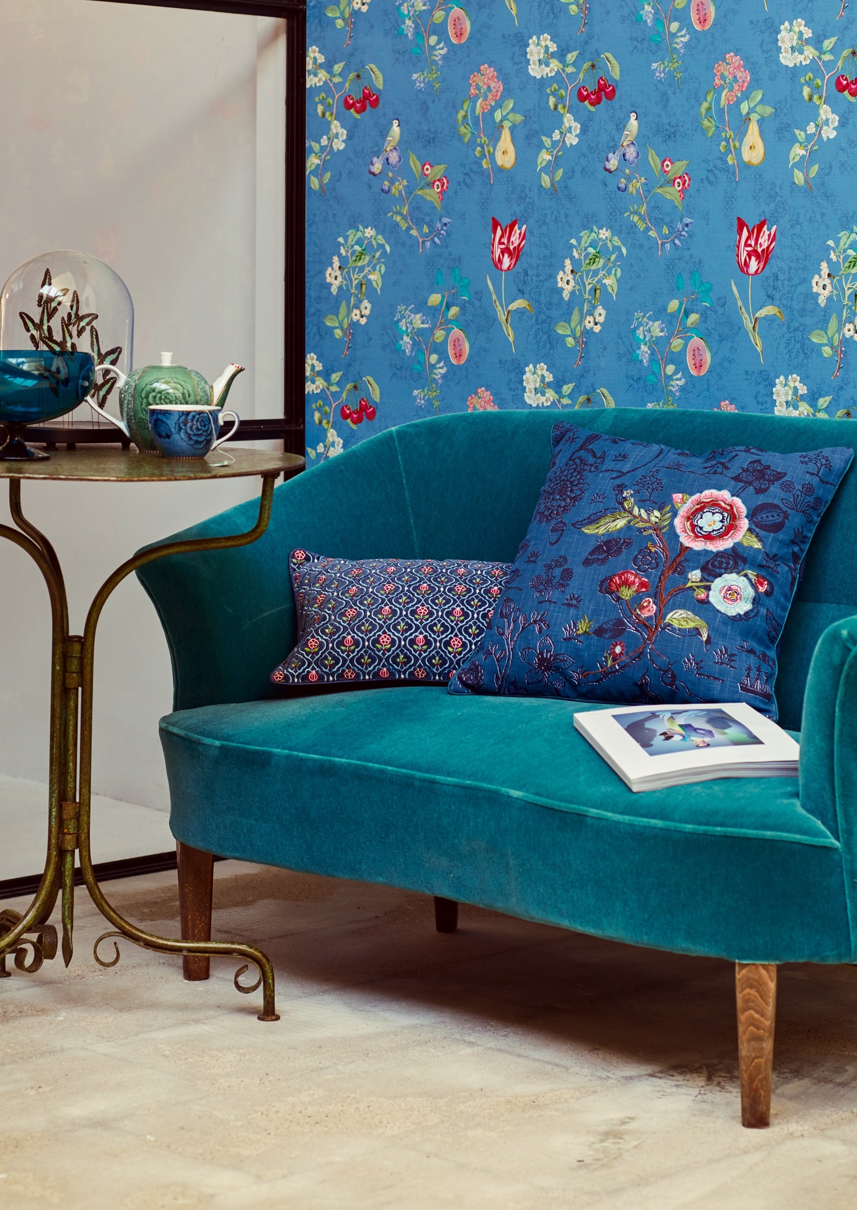 Pip Studio IV behang Cherry Pip Studio Dark Blue 375025 in interieur