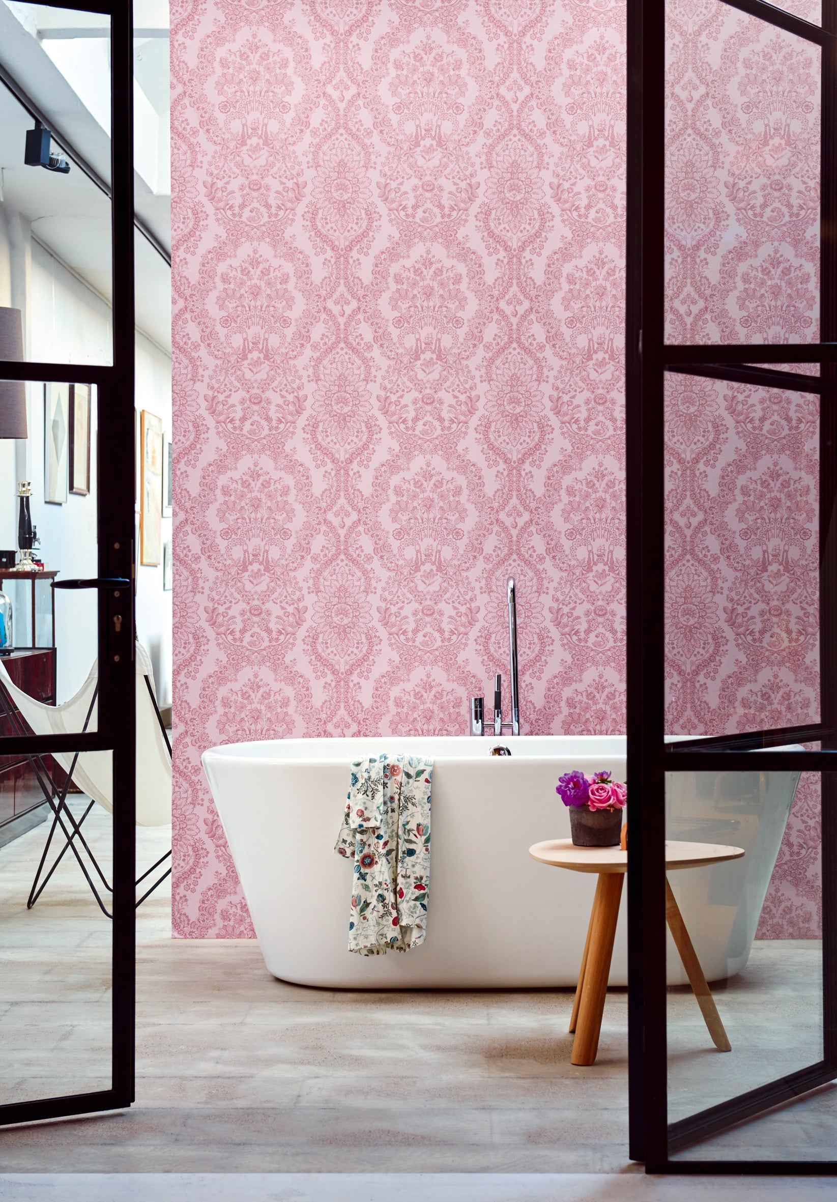 Pip Studio IV behang Lacy Dutch Pale Pink 375043 in interieur