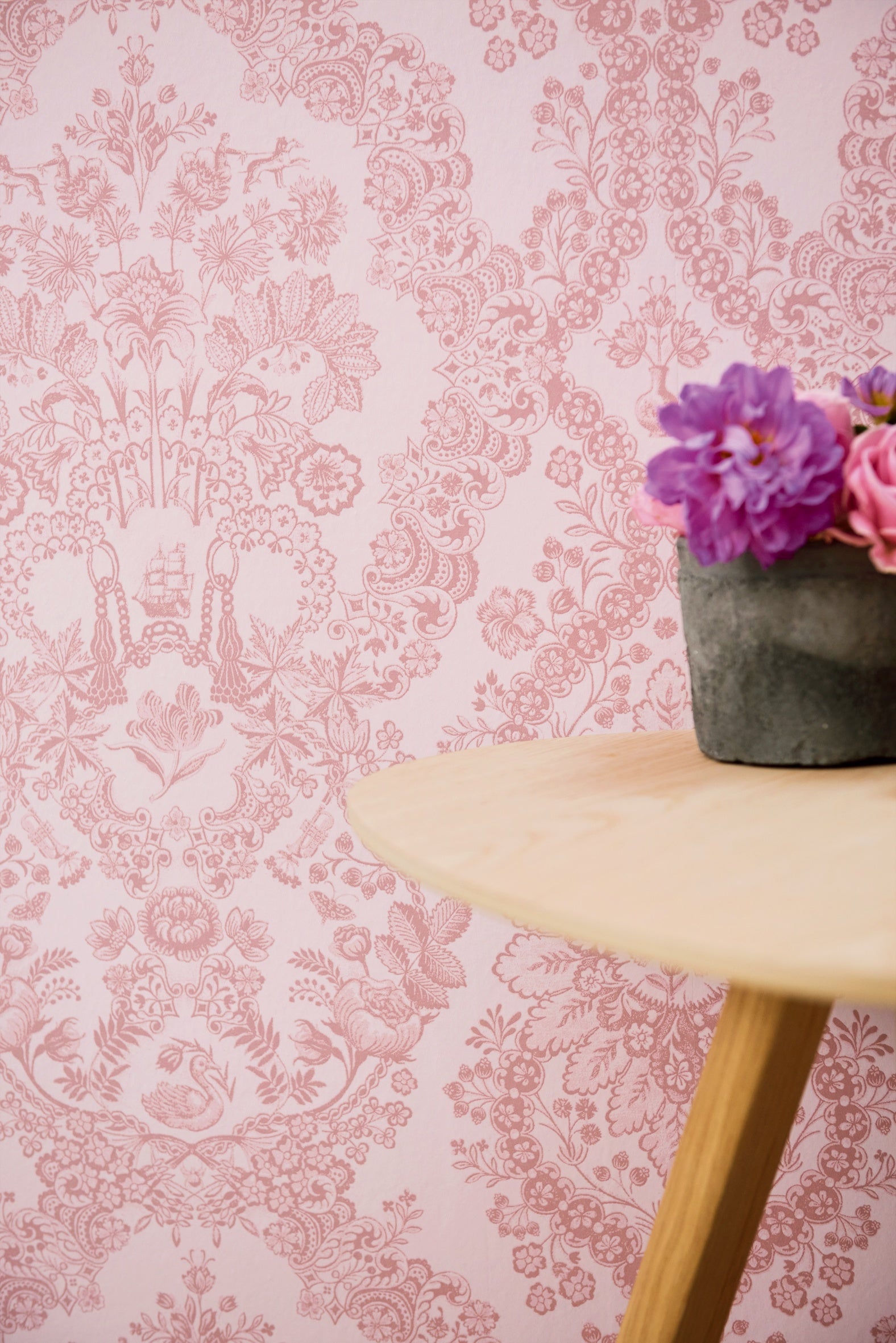 Pip Studio IV behang Lacy Dutch Pale Pink 375043 in interieur