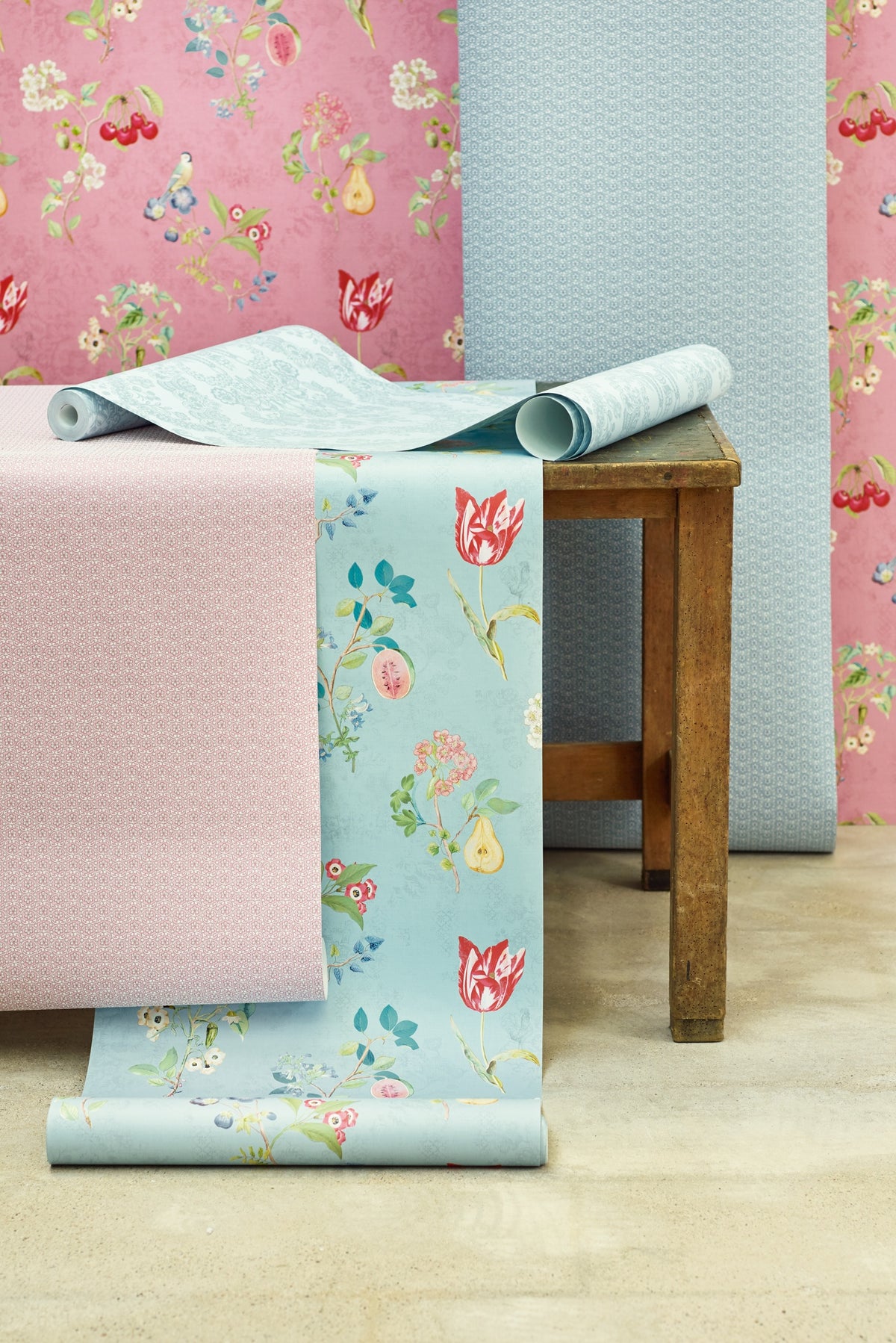 Pip Studio IV behang Lacy Pale Pink 375053 in interieur