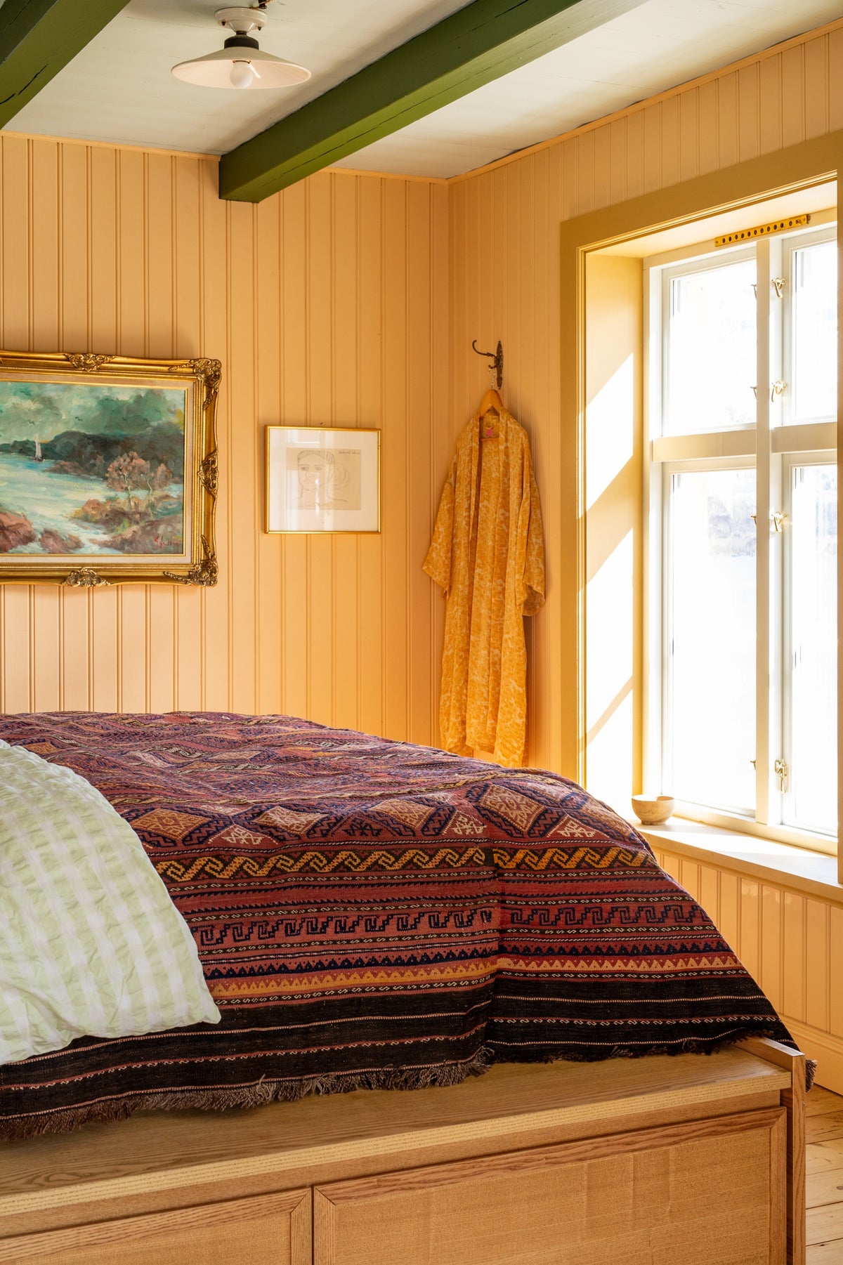 Pure & Original Beach Breeze - slaapkamer met warme okerkleurige wand