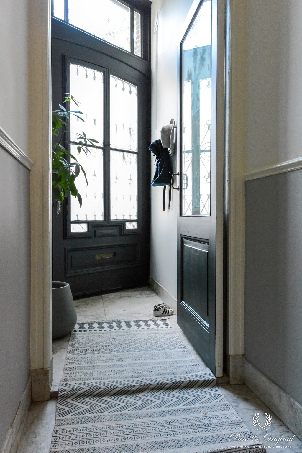 Pure & Original Black Smoke Traditional Paint lakverf in interieur