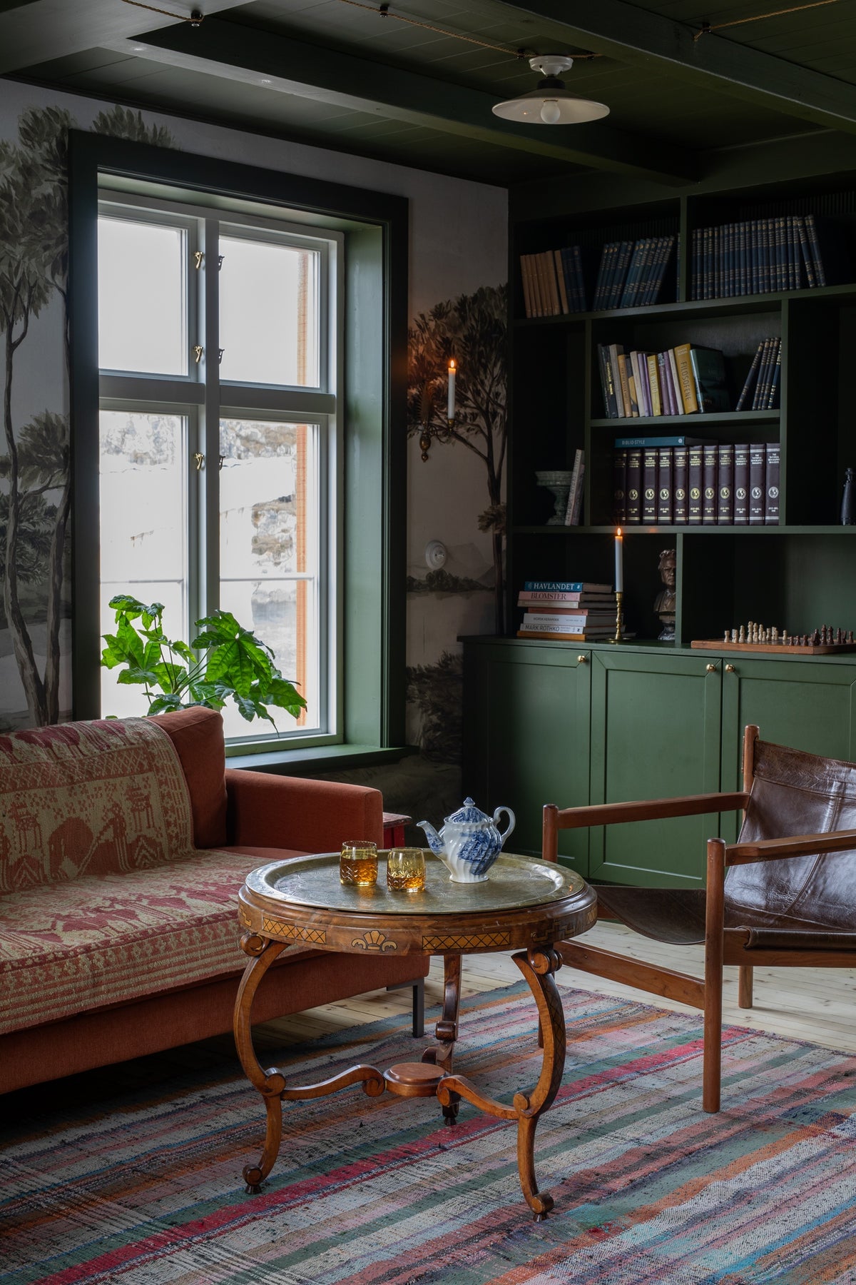 Pure & Original Bushland - bibliotheek met olijfgroene kast