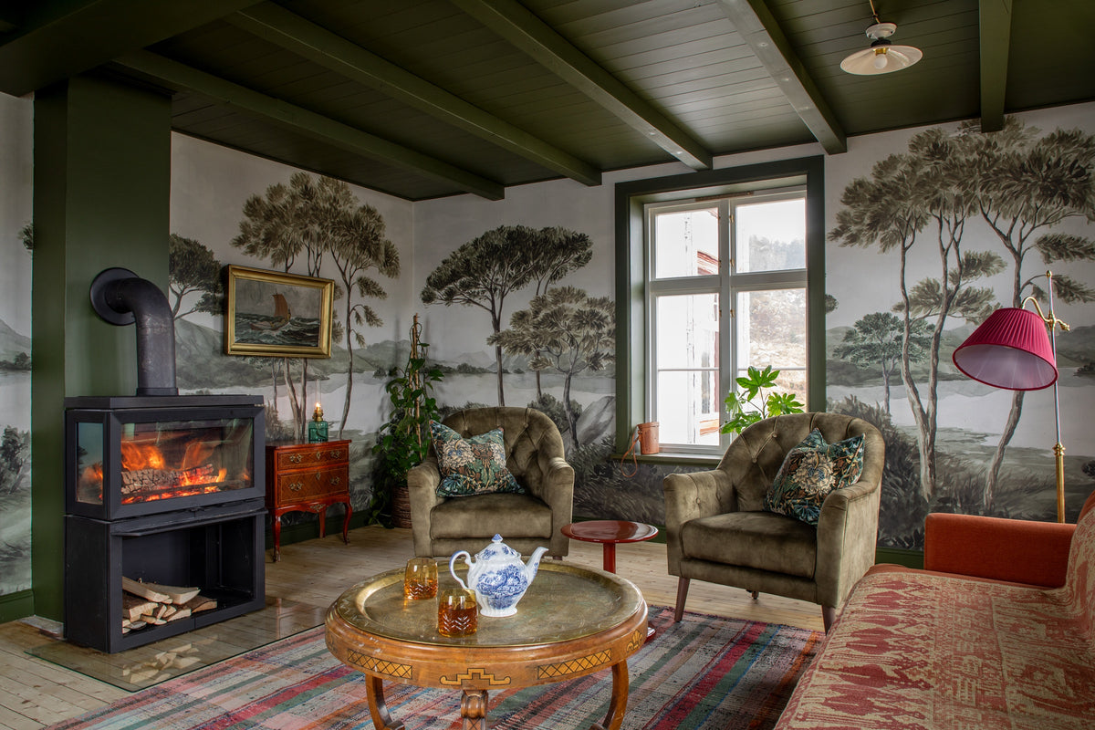 Pure & Original Bushland - woonkamer met olijfgroen plafond en houtkachel
