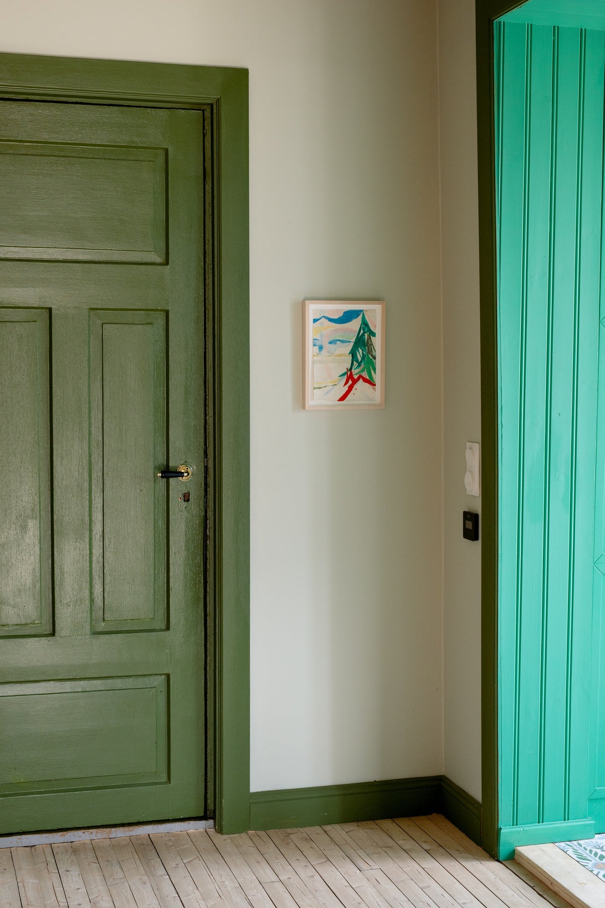 Pure & Original Mint Taffy - hal met zachtgroene wand naast een groene deur